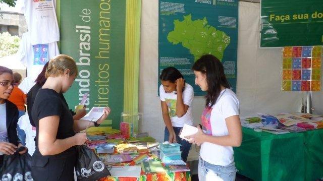 Staff and volunteers disseminate projects at the LGBT Parade Cultural Fair in São Paulo