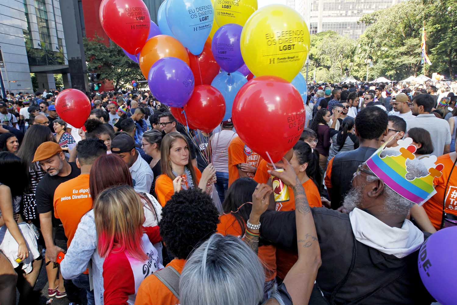 Ação do Fundo Brasil mobiliza centenas de pessoas na Parada LGBT