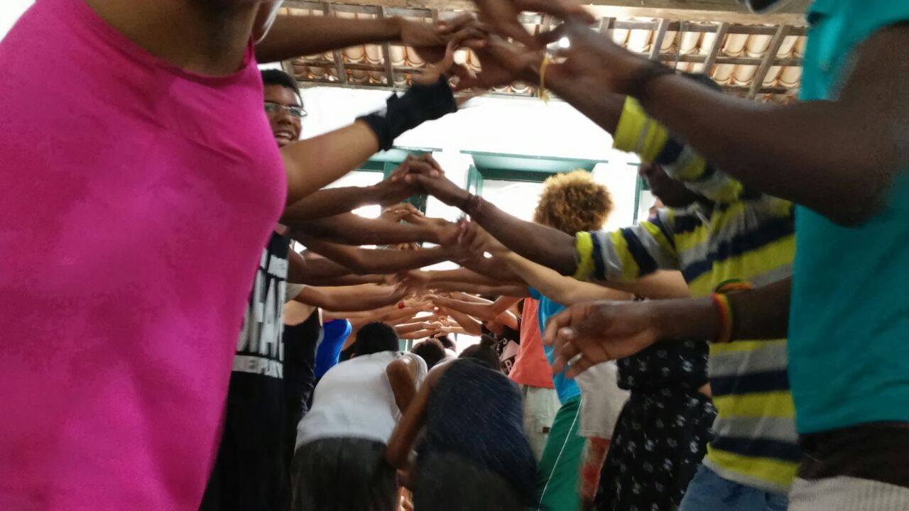 Cria apresenta espetáculo “Quem me ensinou a nadar” no interior da Bahia