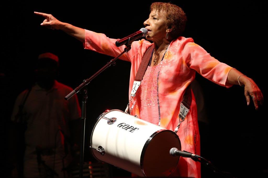 Leci puts on happy and engaging show