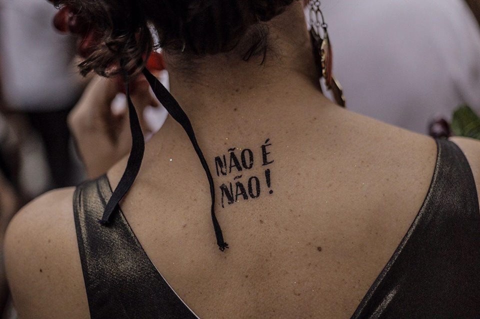 Mulheres usam o próprio corpo contra o assédio no Carnaval