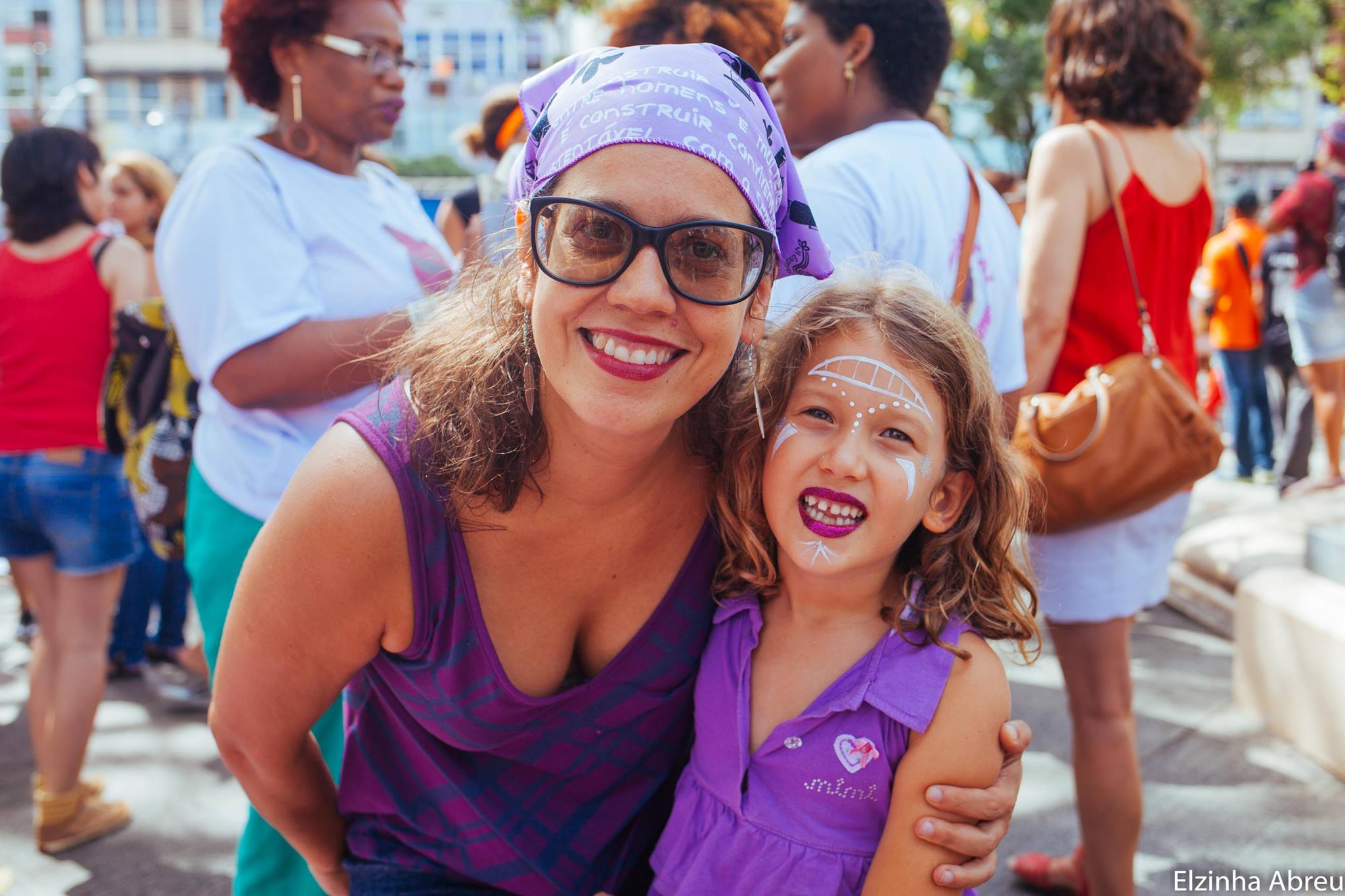 Mãe feminista, Viviane carrega a filha para a luta