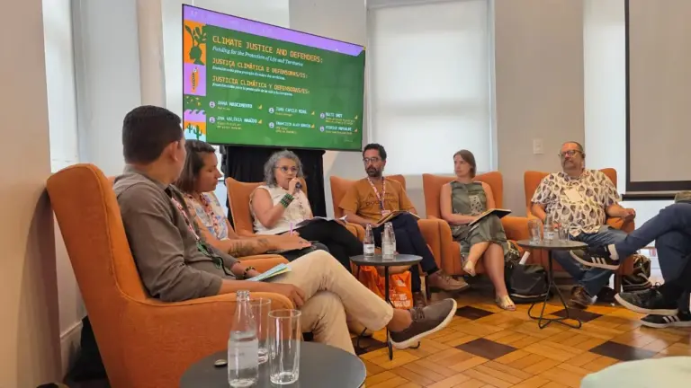 Francisco Alan Santos, Maite Smet, Ana Valéria Araújo, Rodrigo Montaldi, Anna Nascimento and Juan Camilo Mira, during a panel in the Global South House. Credits: Sofia Hage – Ventos do Norte