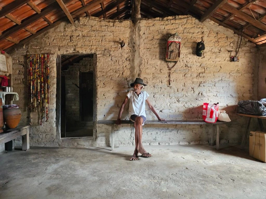 Seu Raimundo Ribeiro no interior de sua casa de taipa no Quilombo Macacos. Foto: Cássio Bezerra/Acervo ISPN
