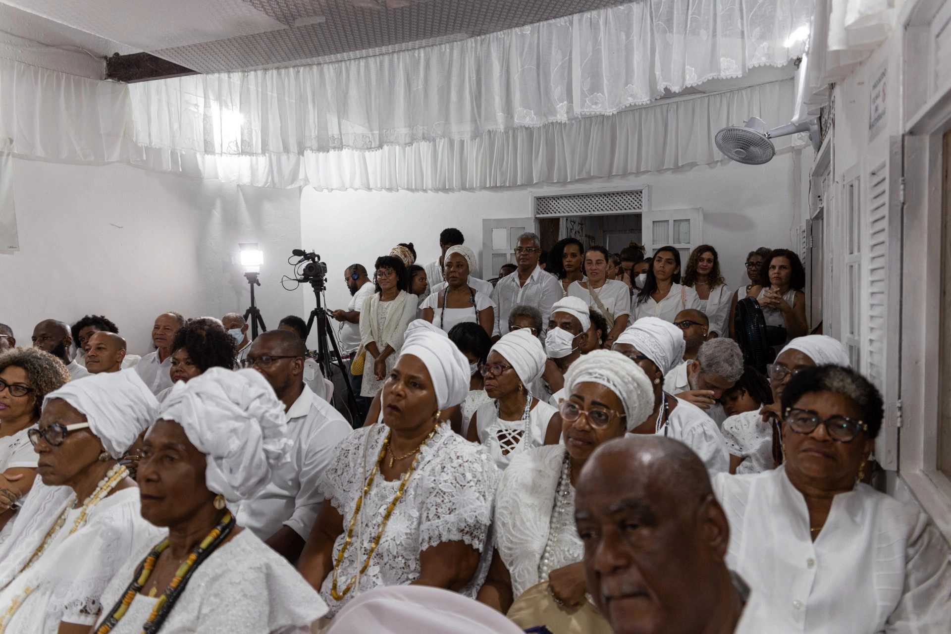 Público durante cerimônia em homenagem à mãe Hilda de Jitolu. Foto: Maiara Cerqueira/Instituto Mulher Negra Mãe Hilda de Jitolu